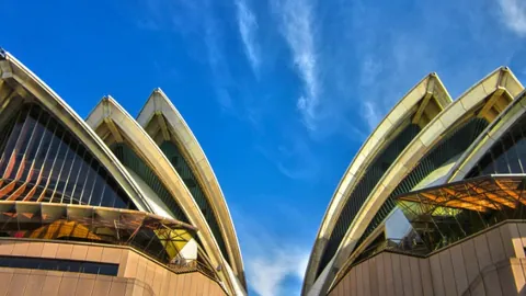 “欧冠决赛：贝林厄姆关键进球，姆巴佩贡献一球，皇马客场惊险击败曼城3-2”